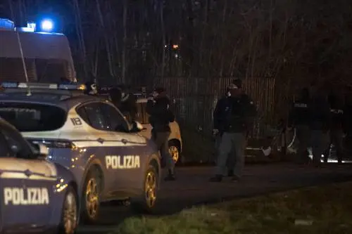 Salvini si schiera: "Sto con gli agenti senza se e senza ma". E Conte fa l'avvoltoio