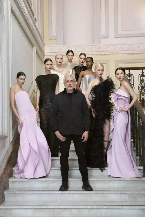 Ricami, fiori e organza: è un film l'alta moda di Antonio Grimaldi