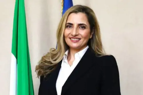 Dall'arresto di Cecilia Sala alle tensioni con i pasdaran: chi è Paola Amedei, l'ambasciatrice italiana in Iran