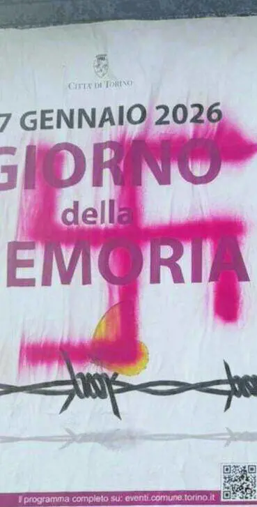 L'oltraggio agli ebrei tra svastiche, sit-in con accuse di genocidio e inni all'Unione Sovietica di Stalin