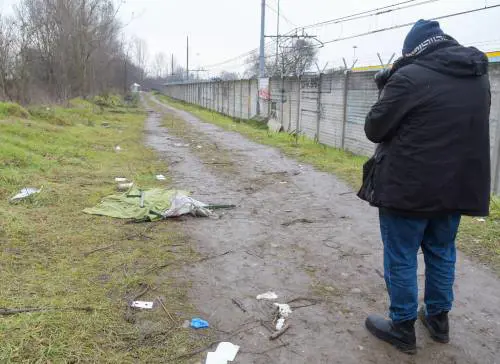 Pitbull, bilancini e droga nel fortino dei pusher. Il quartiere con l'agente. "Ha fatto bene a sparare"