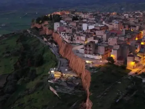 Atterra l’avvoltoio Schlein. "Usate i soldi del Ponte"