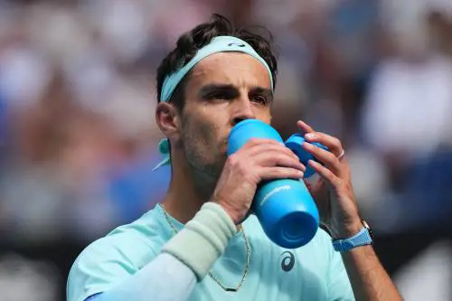 Choc per Musetti: avanti 2-0 su Djokovic si ritira