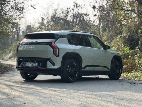 KIA EV3: guarda la gallery del crossover "tuttofare" elettrico