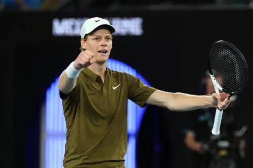 Australian Open, Sinner è straordinario: Shelton sconfitto in tre set, venerdì semifinale con Djokovic