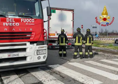 Ciclista finisce sotto un tir e muore sul colpo: incidente choc nel milanese