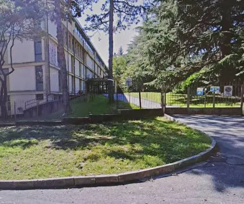 Coltello a scuola, studente ferito a un dito a Varese