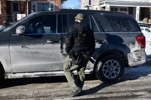 Giudice blocca le espulsioni in Minnesota. Ma lo zar del confine avverte: “Cooperate o ridurremo gli agenti”