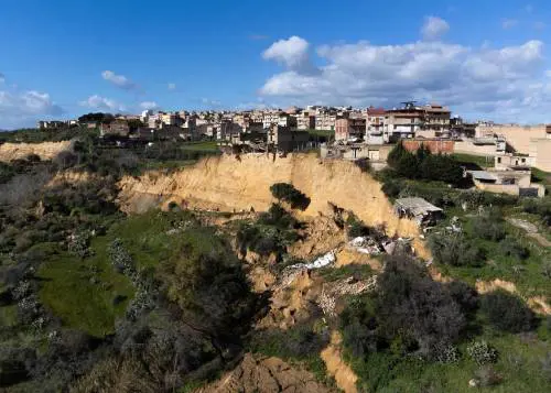 Niscemi, la sinistra scatena la bagarre persino sulla frana: "Meloni riferisca in Aula"
