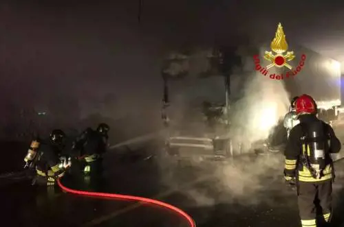 Incidente sull'A1, camion in fiamme in galleria: code e disagi. Poi la riapertura
