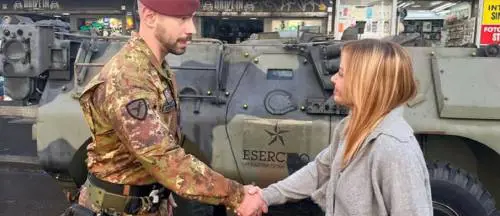 La premier incontra i soldati di Strade sicure