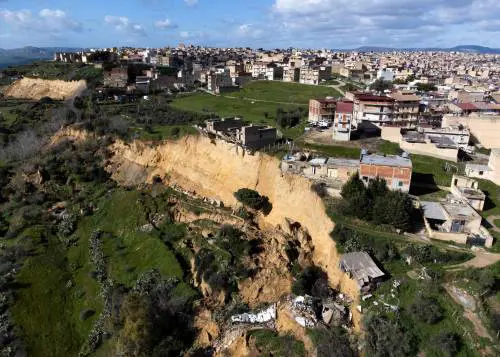 Boati e paura, la frana continua. "A Niscemi peggio del Vajont"