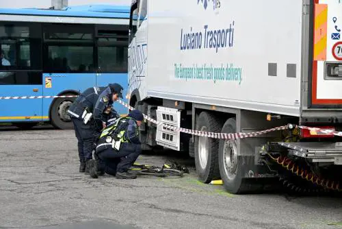 Tragedia a Gaggiano. Ciclista di 65 anni muore schiacciato sotto le ruote del Tir