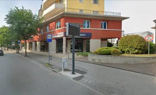 Choc a Pordenone, inizia a bere alle 5 del mattino: studente ubriaco collassa a scuola