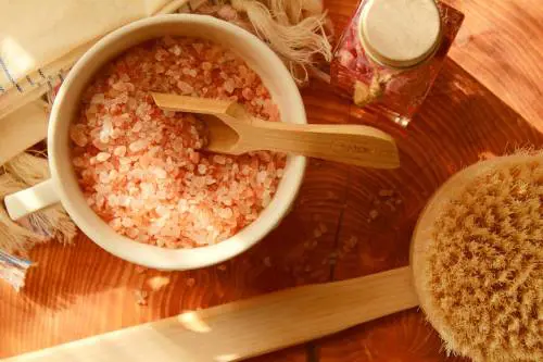 Bagno all'avena, come prepararlo a casa: curativo per la pelle, riduce prurito e rossori 