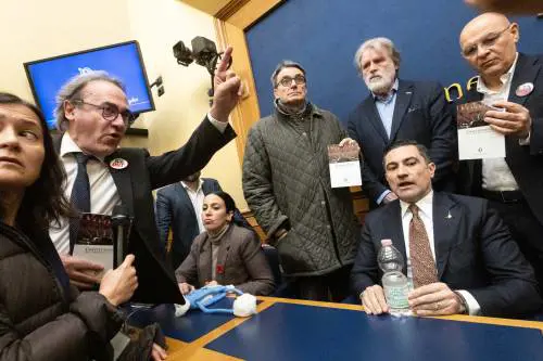 L'opposizione occupa la sala stampa della Camera: annullate tutte le conferenze della giornata. La Lega insorge: "Mattarella tuteli libertà di parola"