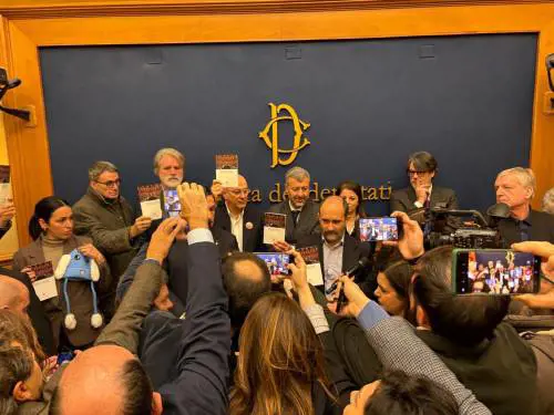 L'opposizione contro la conferenza sulla remigrazione occupa la sala stampa della Camera