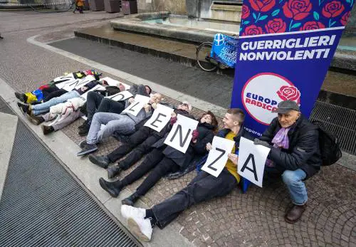 Askatasuna, i Radicali si sdraiano in piazza: "No a minacce e violenza nelle manifestazioni"