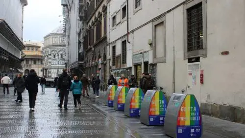 I cassonetti arcobaleno apparsi a Firenze (RFK)