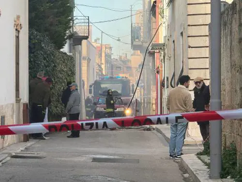 Crolla palazzina dopo esplosione: si cercano persone sotto le macerie