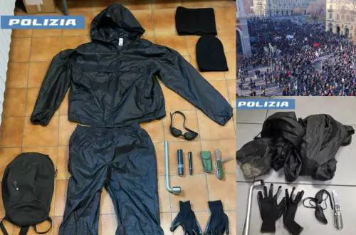 Passamontagna, spray, bastoni e coltelli: ecco le armi sequestrate agli antagonisti a Torino