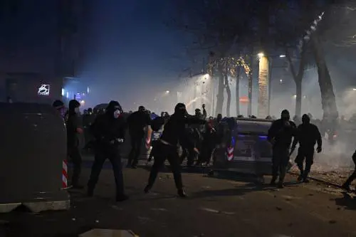 Avs in piazza con i violenti di Askatasuna. Centrodestra attacca: "È terrorismo rosso". Conte condanna. Mattarella chiama Piantedosi