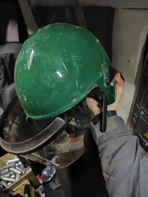 Oltre la visiera: il peso silenzioso di una divisa sotto attacco