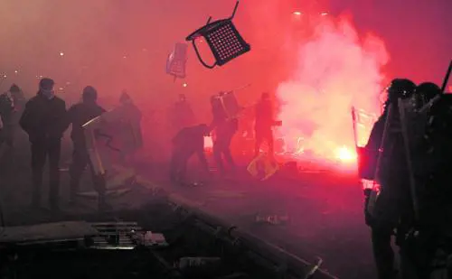 Ferocia Askatasuna: martellate all'agente e bombe carta. Il grido dell'imam: "È l'Italia migliore"