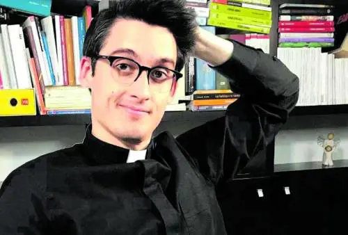 Don TikTok lascia il sacerdozio e lancia la sua autobiografia