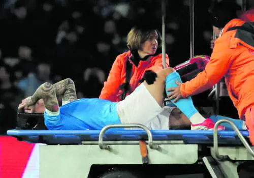 La iella perseguita il Napoli: torna a vincere, ma perde il capitano