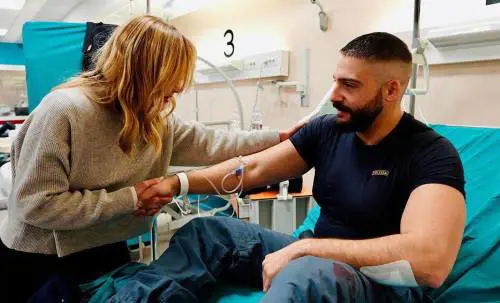 Il blitz della Meloni dagli agenti feriti. "Italia al vostro fianco. Le toghe non esitino"