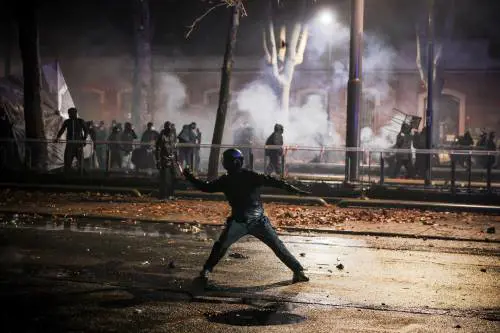 "Devono avere paura, è guerra". L'esultanza di Carc e collettivi