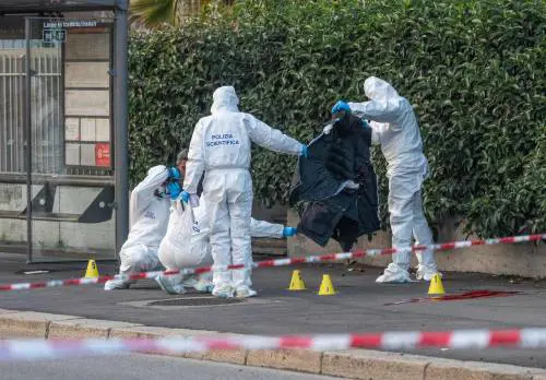 Milano senza pace. Cinese ruba pistola e spara ai poliziotti: colpito, è gravissimo