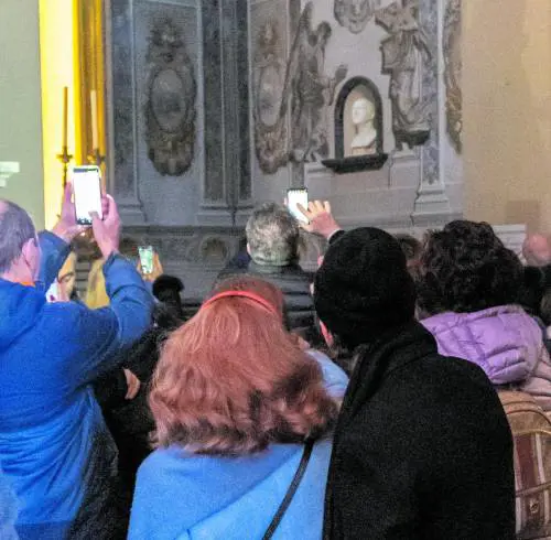 Tutti in coda per l'angelo sosia di Meloni