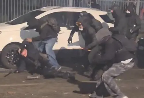 Incensurato, cameriere e anarchico: chi è Angelo Simionato, in carcere per l’aggressione al poliziotto