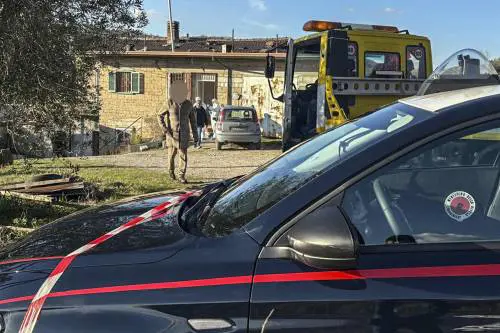 Spara alla moglie da cui si stava separando: vigilante in manette, gravissima la donna