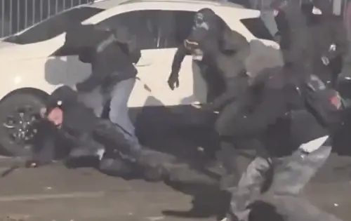 Un solo colpo di pistola, “radere al suolo Askatasuna” e Meloni: quindi, oggi… 