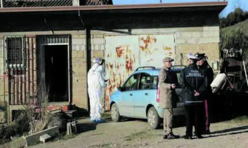 Spara con il fucile e ferisce la moglie