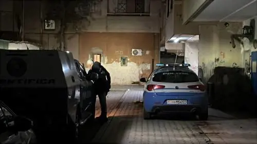 Accoltellata in una lite: muore a 22 anni, si cerca il fratello