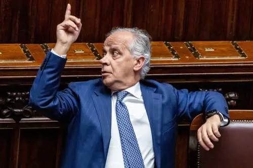 "A Torino una strategia eversiva". Ma la sinistra assalta Piantedosi