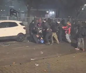 Uno screenshot del video dell'aggressione al poliziotto a Torino