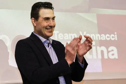 Compagno Vannacci. La sinistra lo esalta e sogna sondaggi dove è al 4 per cento