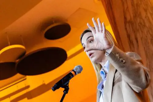 L'ufficio di collocamento a Genova: Salis piazza gli amici (e un evento col marito)