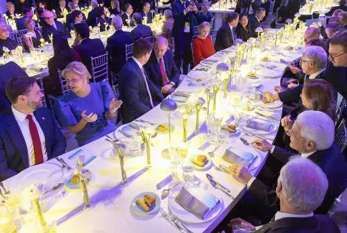 Acceso il braciere olimpico in Piazza Duomo, Vance a Milano, la cena del CIO. Mattarella: "I valori olimpici ispirino le relazioni tra i Paesi"