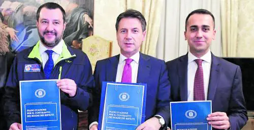 I grillini tuonano contro il blocco navale. Ma lo firmarono al governo con la Lega