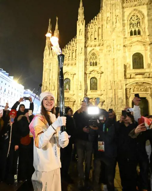 La fiaccola tra due ali di folla (e le proteste dei soliti pro Pal)