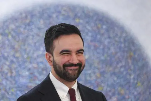 Mamdani celebra il velo e islamizza New York. "Un'offesa alle iraniane"