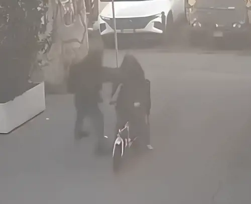 La follia del tunisino: il pugno alla donna in bici col figlio