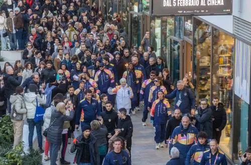 Il Coni risponde a Ghali: "Polemica fuori luogo". La fiaccola attraversa la città  