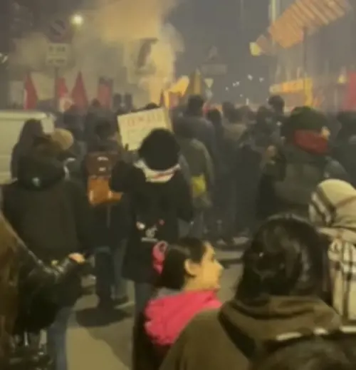 “Piantedosi a testa in giù”. I cartelli choc dei manifestanti anti-Olimpiade  